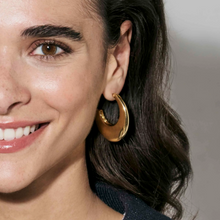 Load image into Gallery viewer, ECCLETTICA EARRING 134319/012 GOLD MEDIUM HOOP