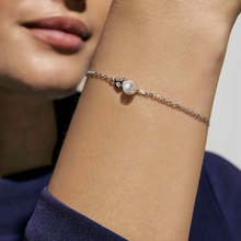 Load image into Gallery viewer, PEARLS LOOP BRACELET 242901/001 PEARL FOUR-LEAF CLOVER IN SILVER