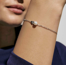 Load image into Gallery viewer, PEARLS LOOP BRACELET 242901/004 PEARL HEART IN SILVER