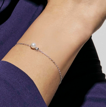 Load image into Gallery viewer, PEARLS LOOP BRACELET 242901/043 PEARL CIRCLE IN SILVER
