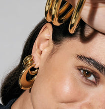 Load image into Gallery viewer, ECCLETTICA EARRING 134319/012 GOLD MEDIUM HOOP
