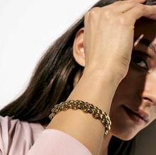 Load image into Gallery viewer, WEAR &amp; STYLE BRACELET 134500/001 S/STEEL CURVED LINK CHAIN
